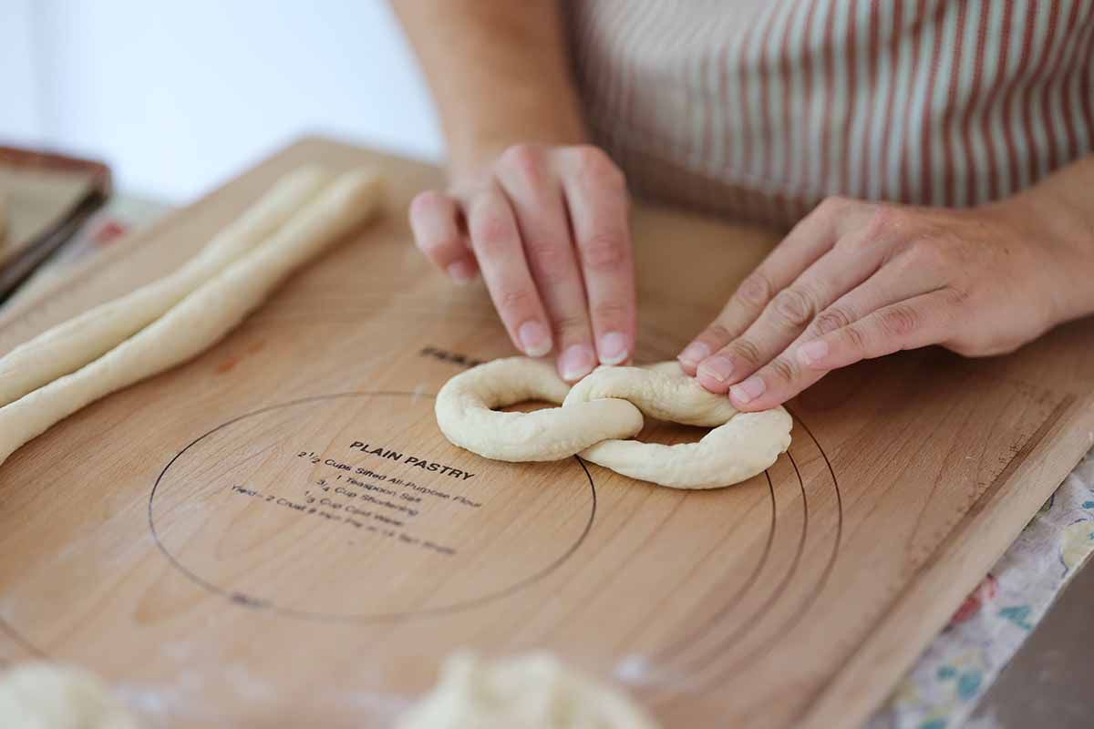 Press the ends of the ropes to secure