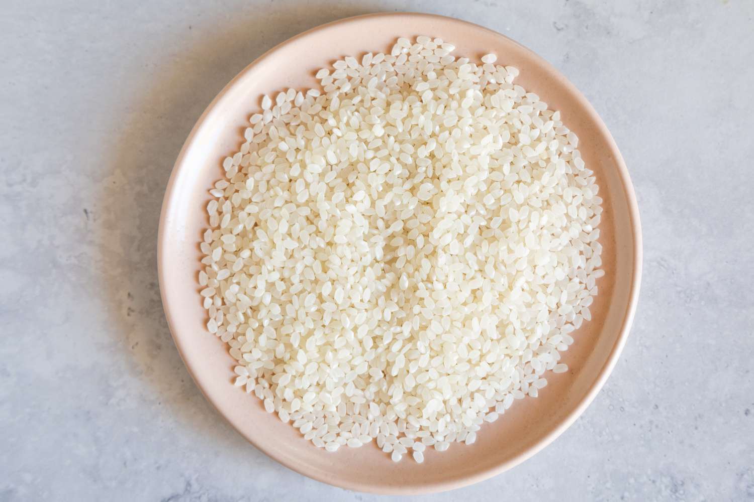 Short grain rice on pink plate