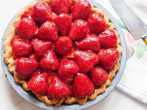 Fresh Strawberry Pie in pie tin ready to slice