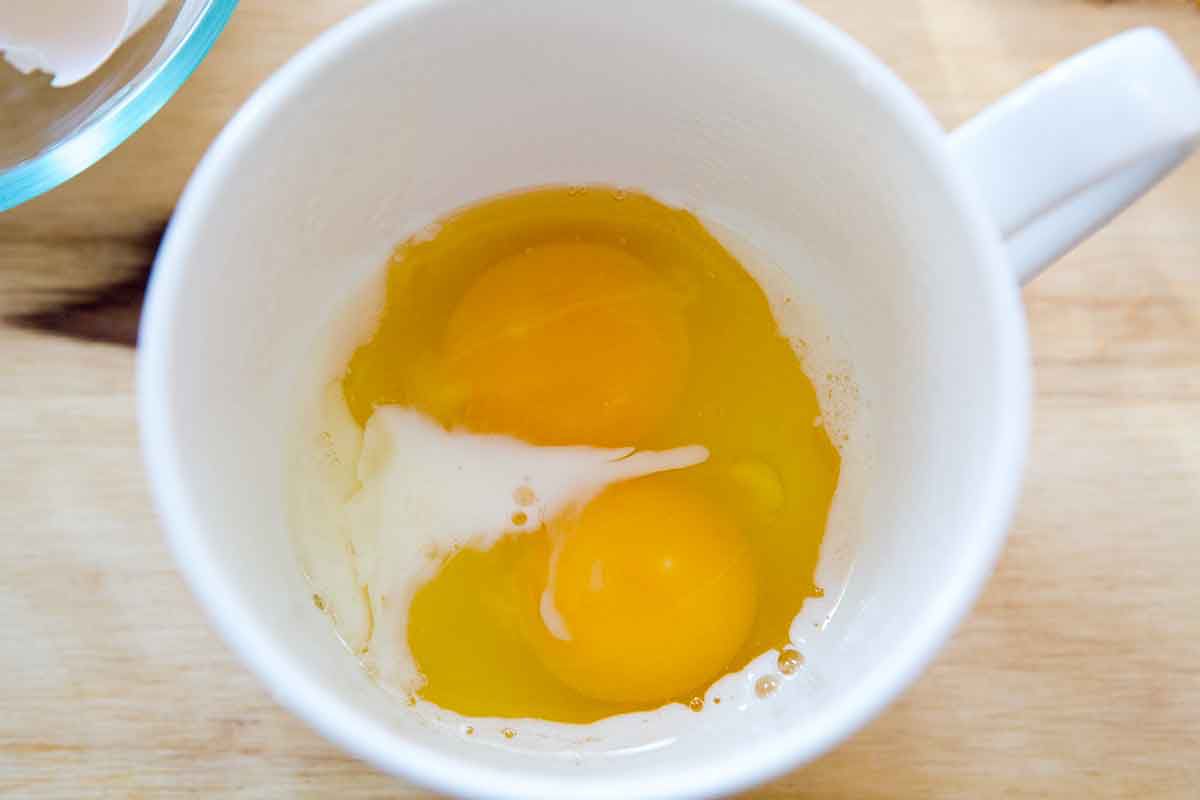 how to cook eggs in the microwave without eggs exploding