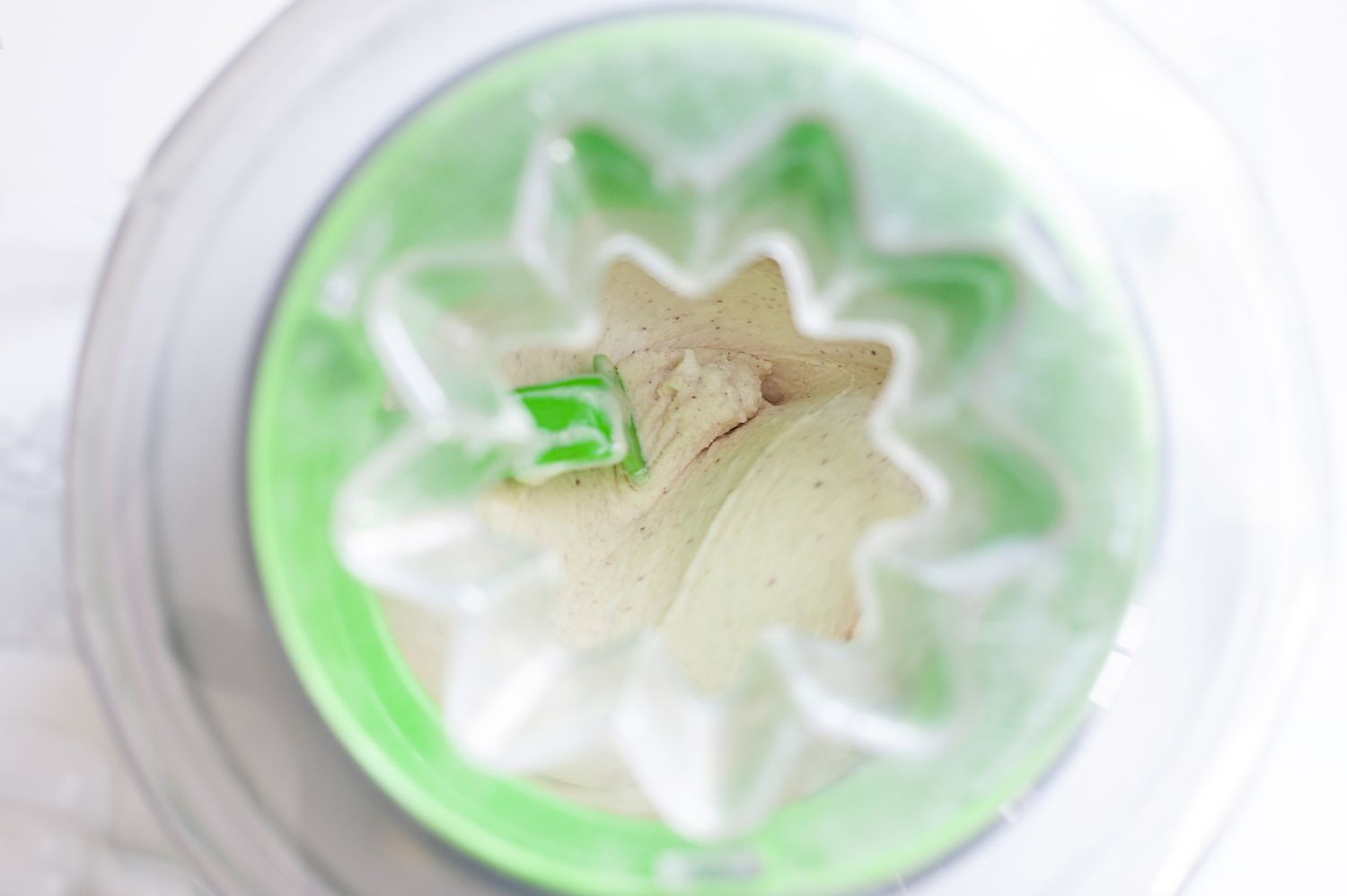 Processing cinnamon ice cream in an ice cream maker.