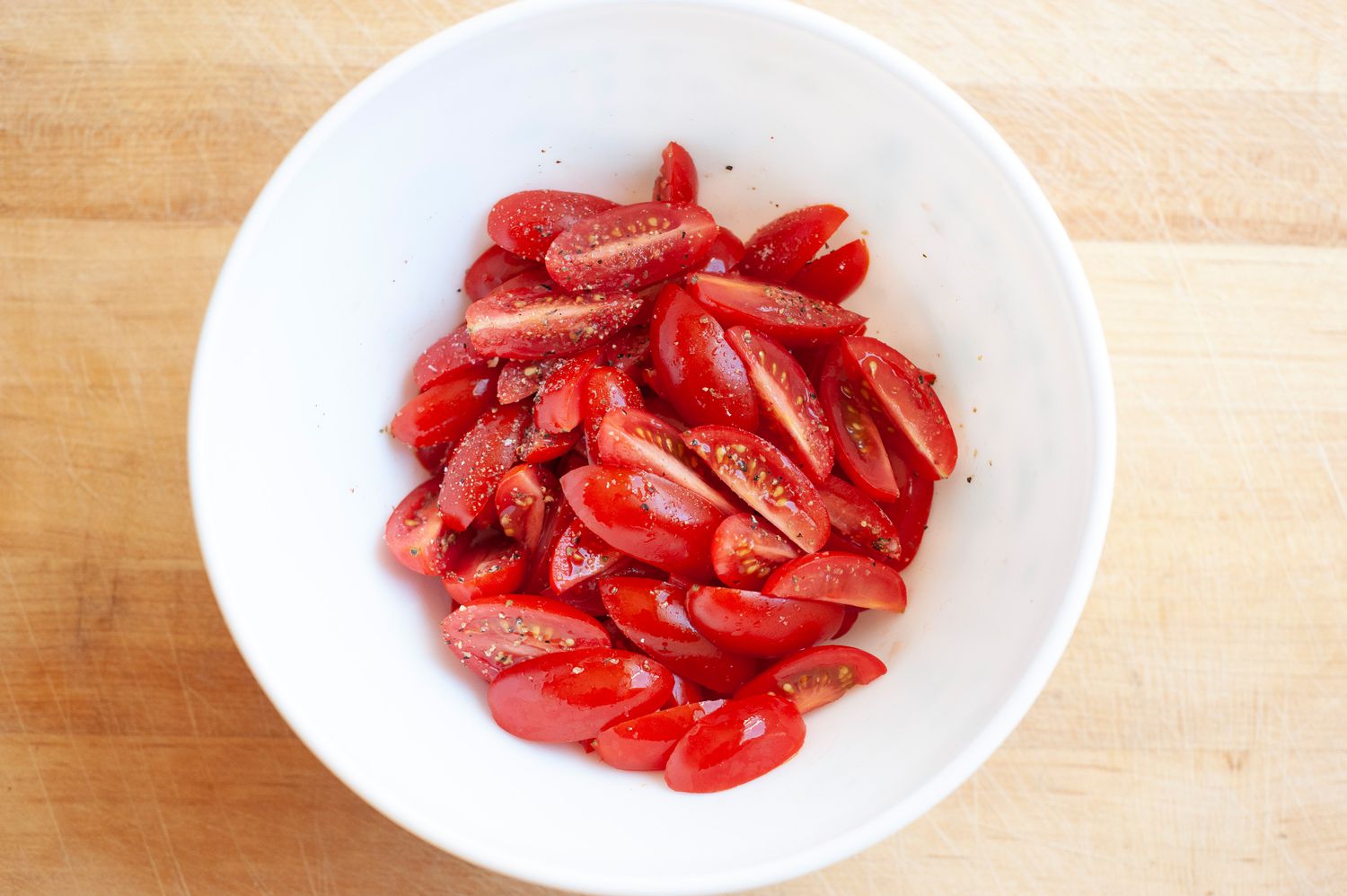 Sliced grape tomatoes to make a summery blt pasta.