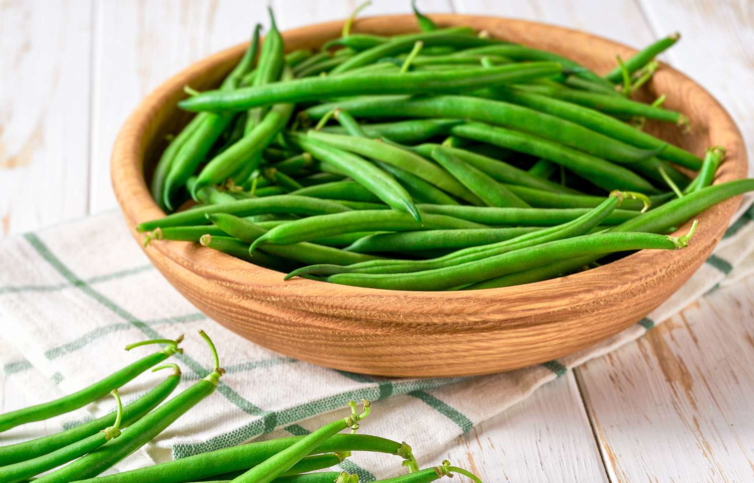 wooden bowl of raw green beans