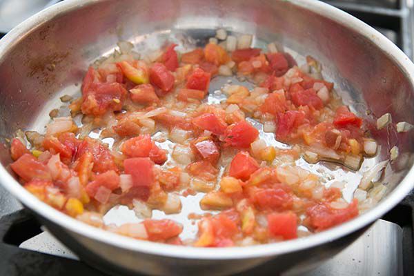Cooking the tomatoes for the best sopa seca de fideo