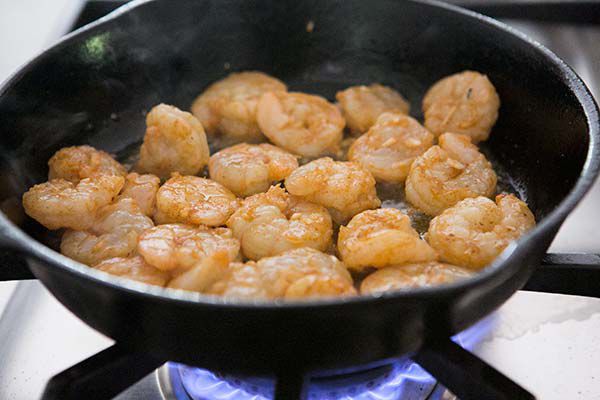 shrimp-bacon-avocado-pasta-method-600-3