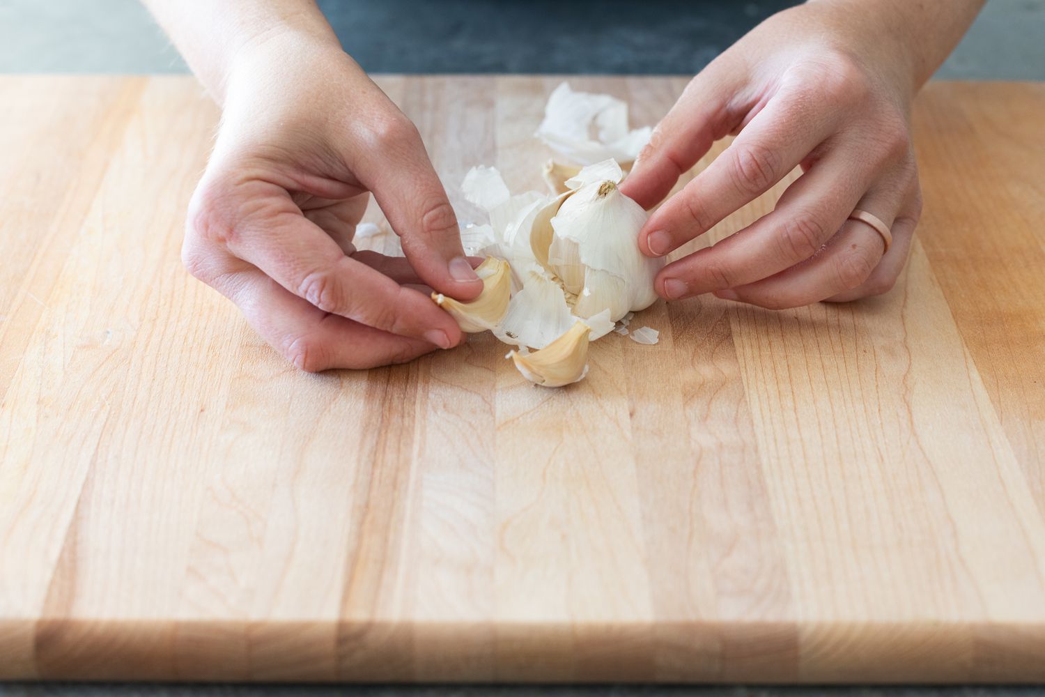 Separating garlic cloves