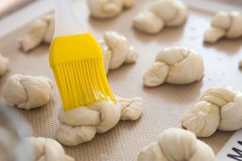 garlic-knots-method-6