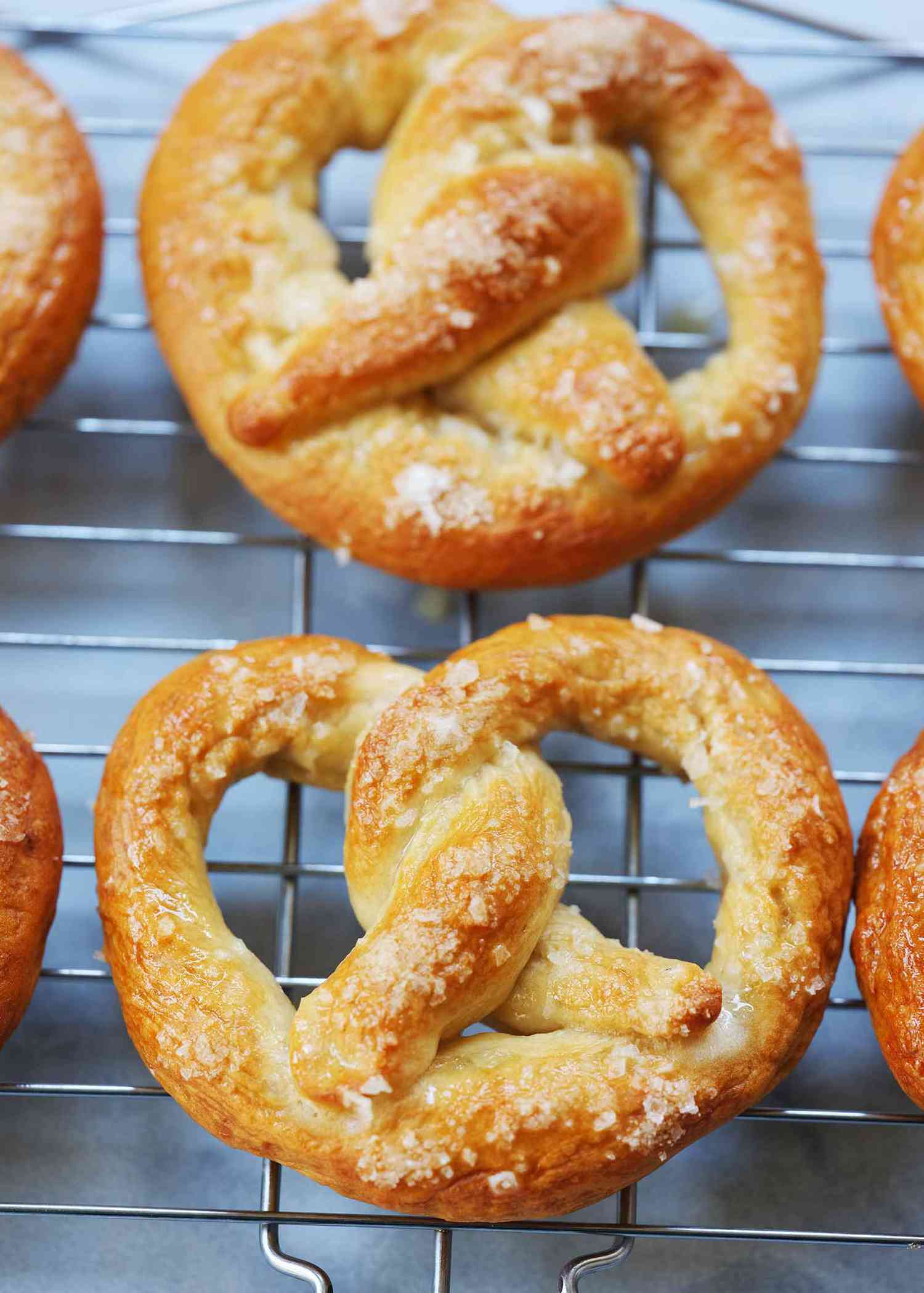 How to make soft pretzels Homemade soft pretzels cooling on a cooling rack