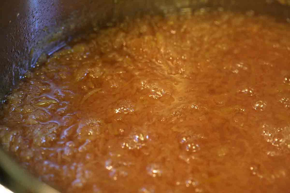 cooking quince for jam