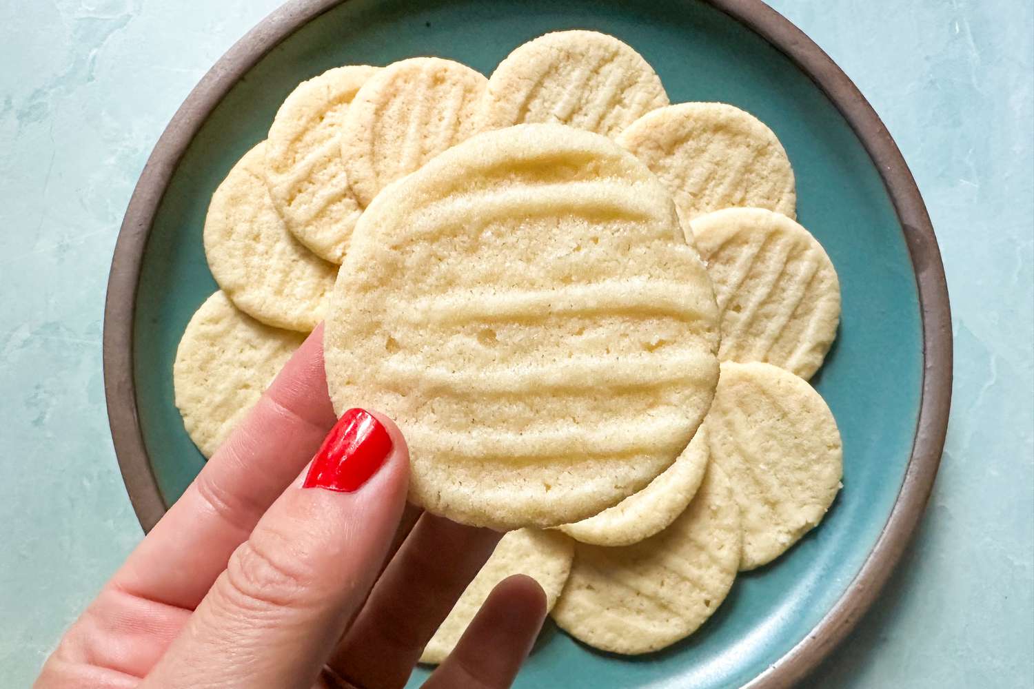 Hands holding Reddit 3-ingredient sugar cookies