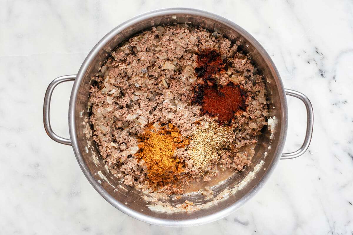 How to make chilli by combining ingredients in a large stock pot.