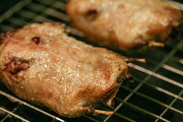 remove the stuffing from the wild duck before serving