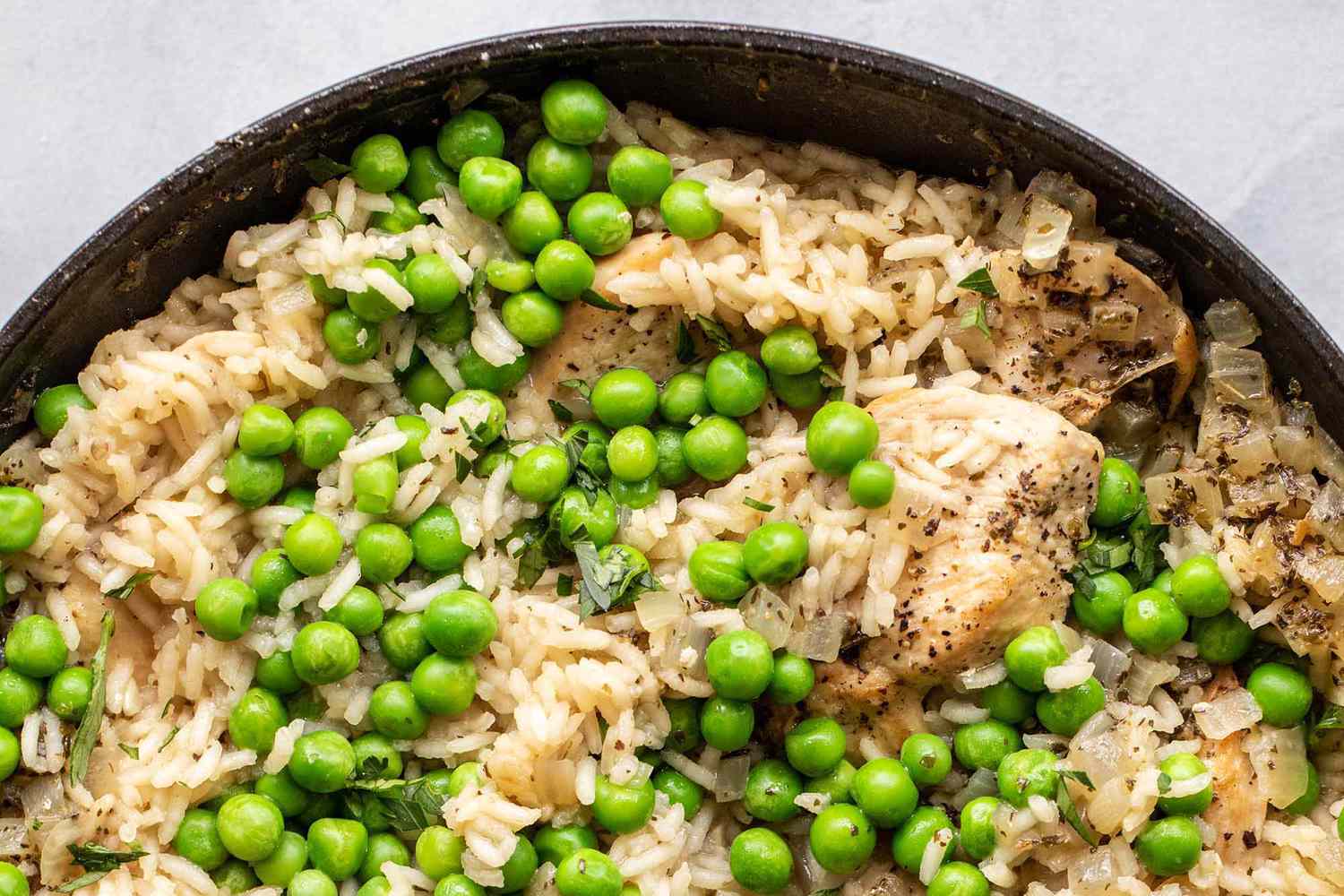 Skillet chicken and rice with peas