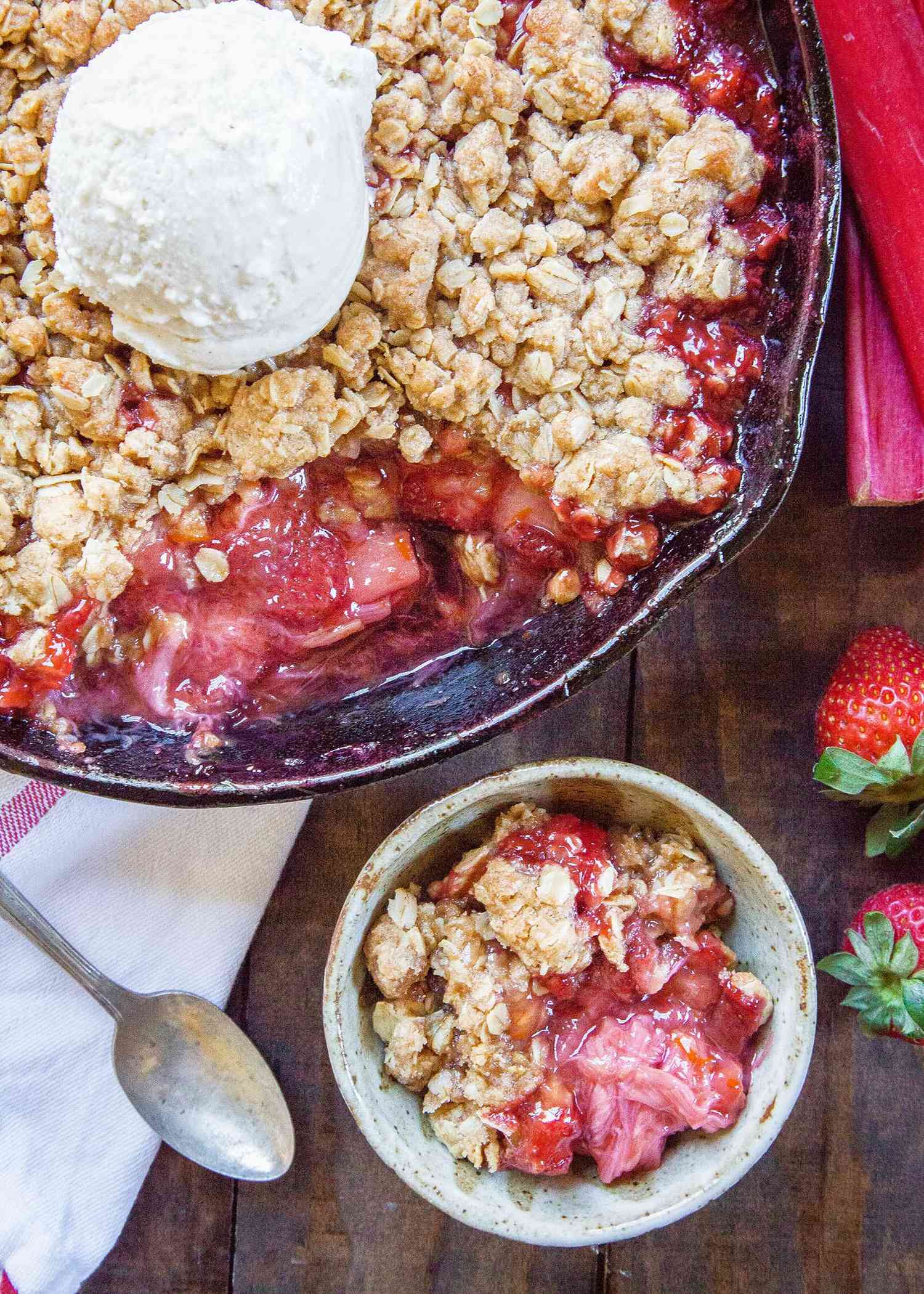 Rhubarb and strawberry crisp