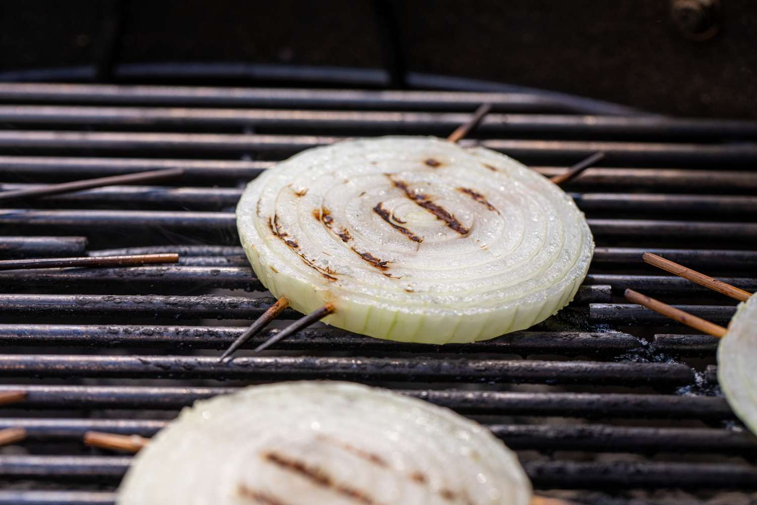 Onions on a grill to show how to grill onions.