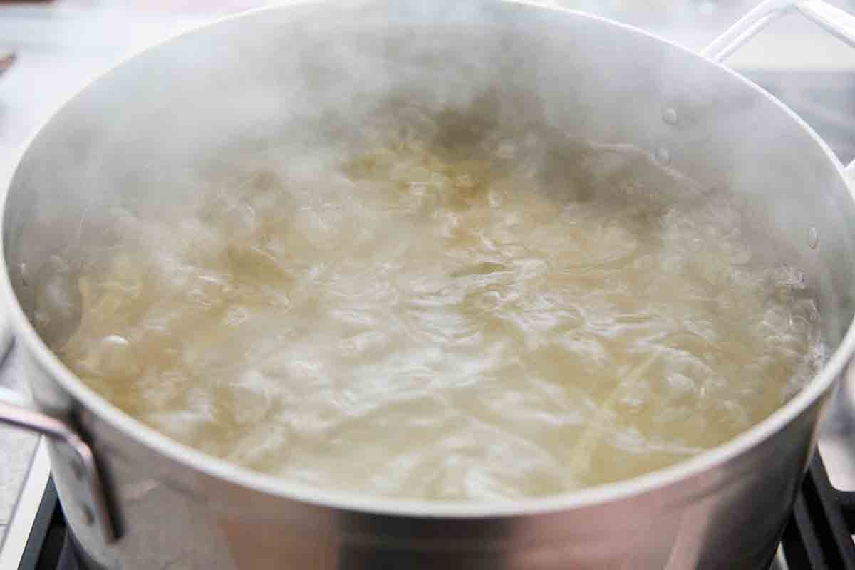 boiling spaghetti pasta in water