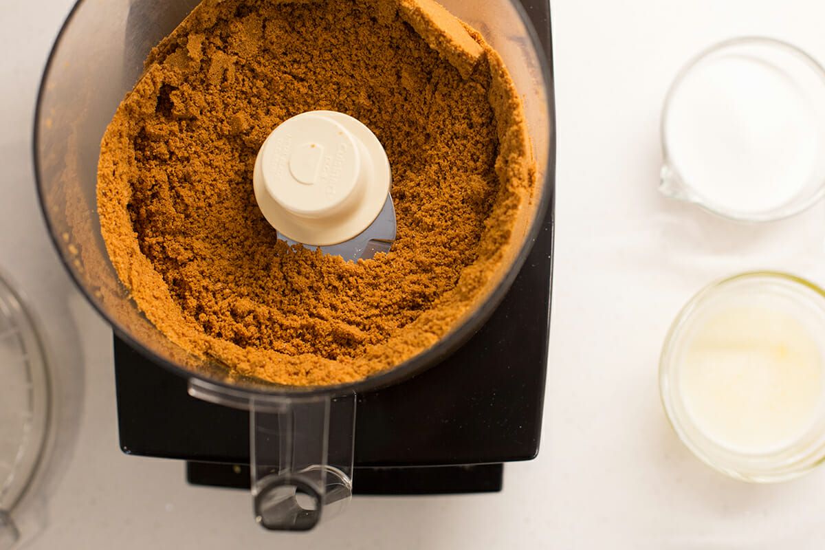 How to Make Cheesecake with Lemon - crushed ginger snaps in food processor