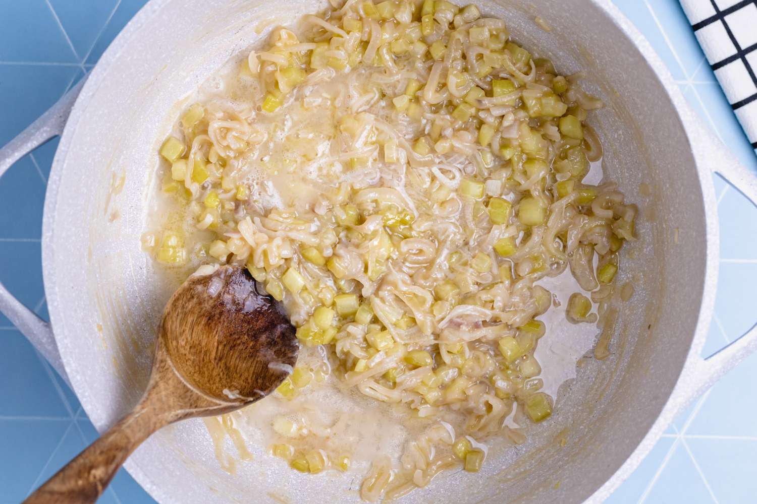 how to make sauce for tuna noodle casserole
