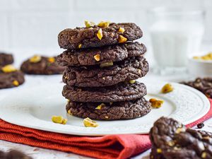 Side view of a stack of chocolate cookies with nutella