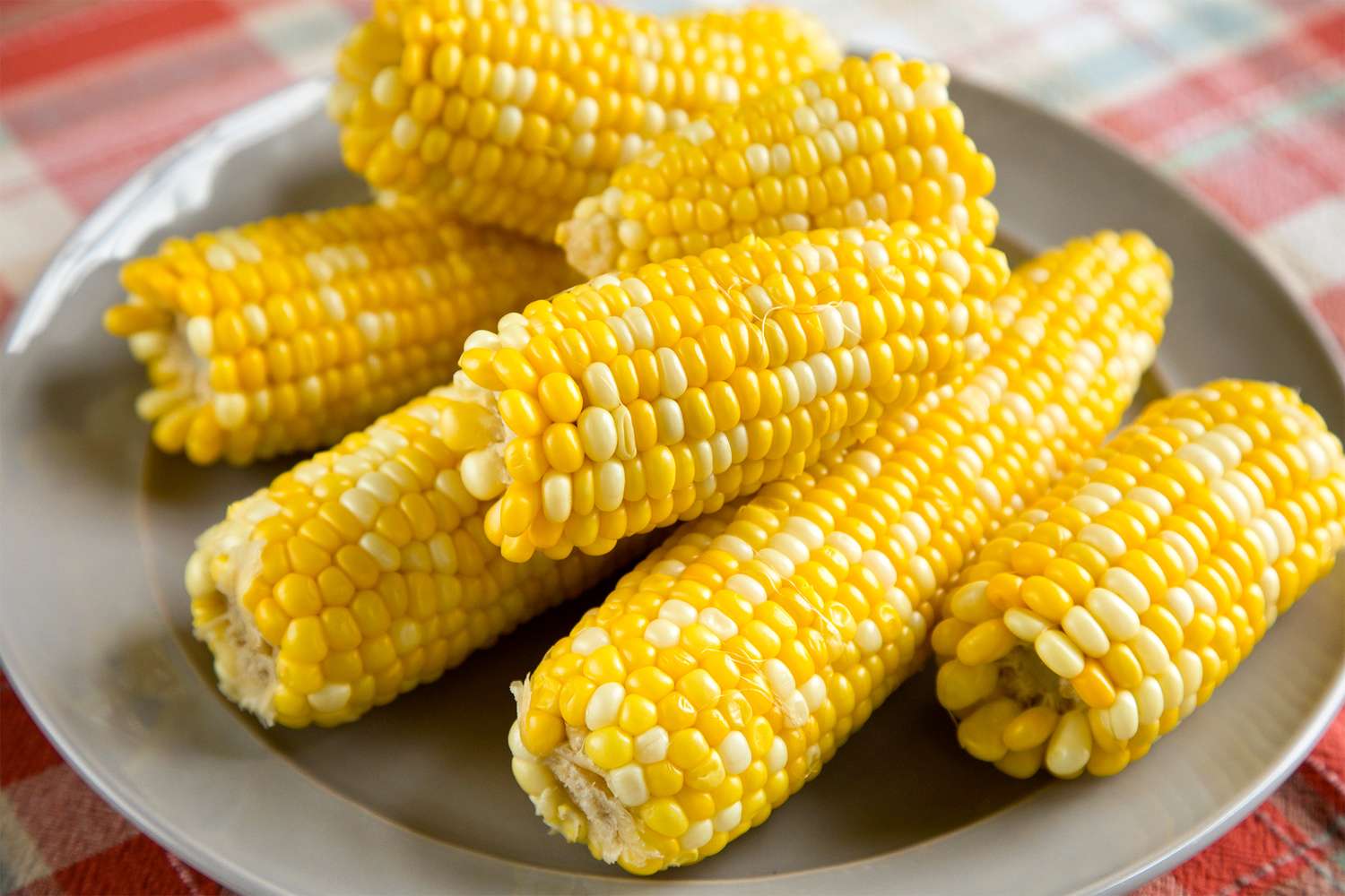 Plate topped with cooked corn on the cob