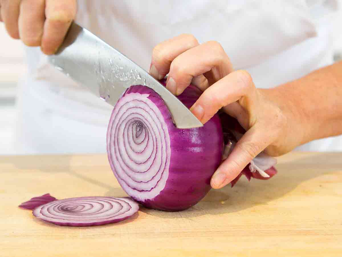 slice onion to make onion rings