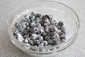 coat blueberries with flour