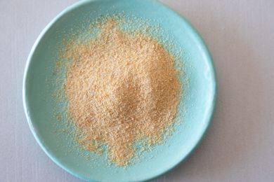 Garlic powder on a blue plate