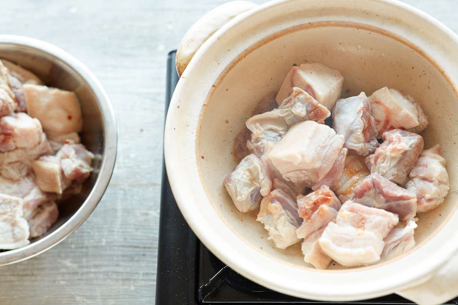 Searing pork belly to make sweet and savory braised pork belly 