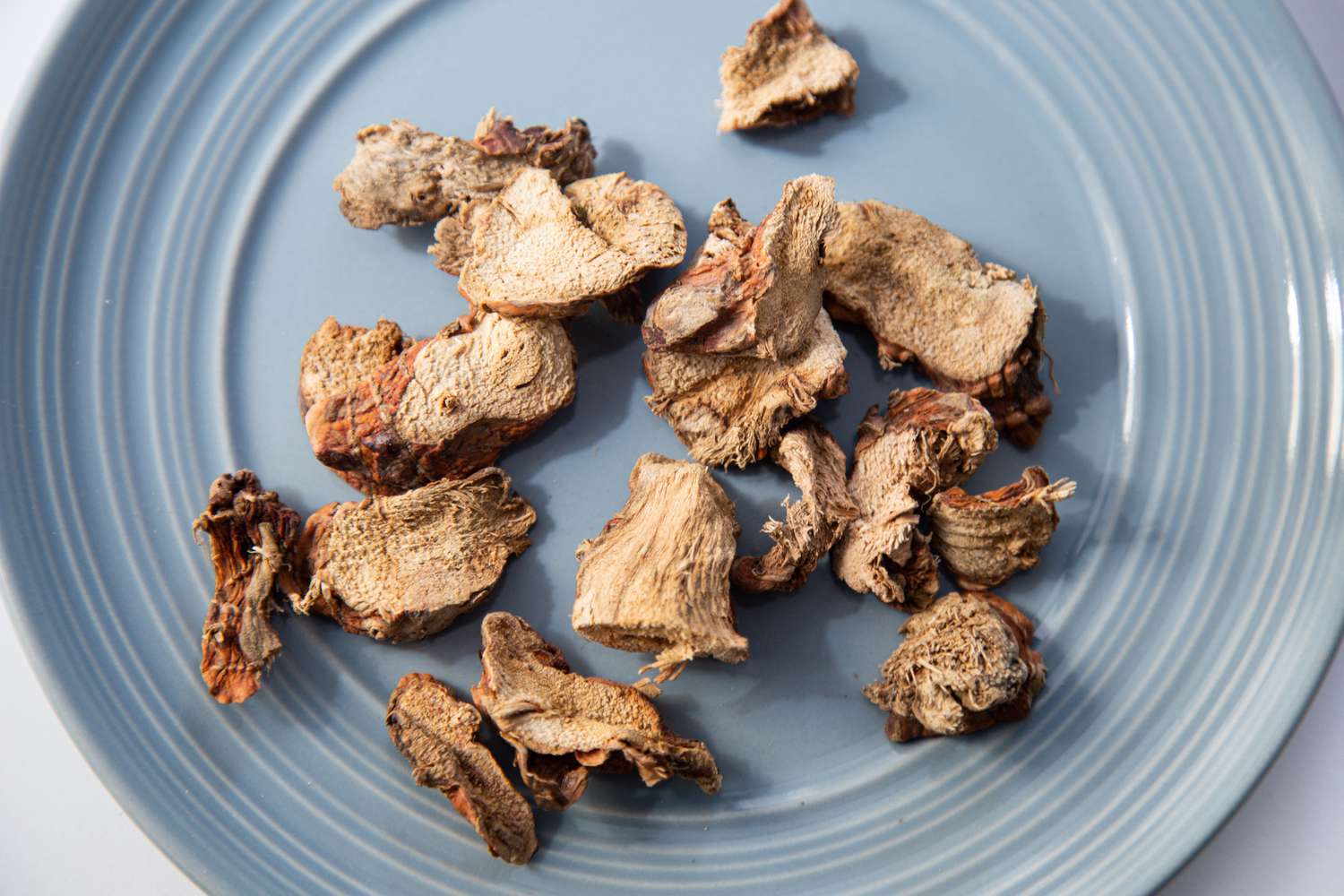 Dehydrated galangal on a blue plate