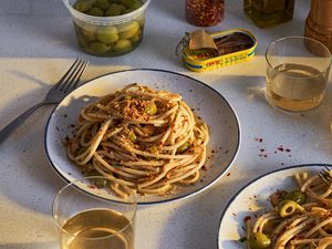 Two plated portions of spaghetti aglio e olio