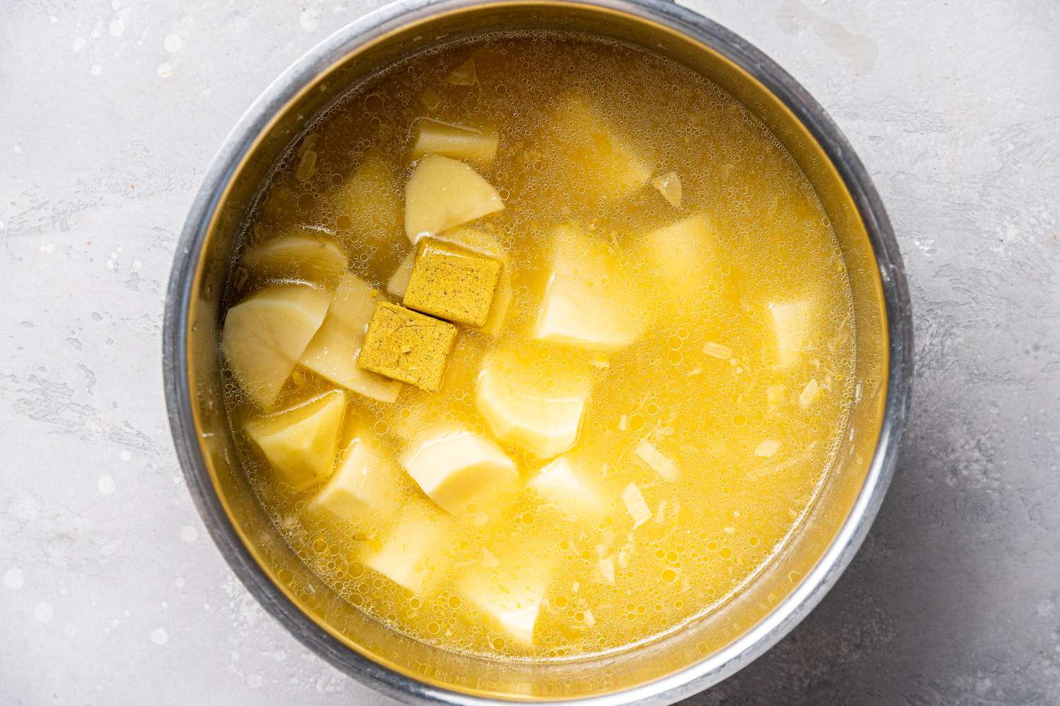 How to make cream of spinach soup with Potatoes, stock, and bouillon cubes in a pan