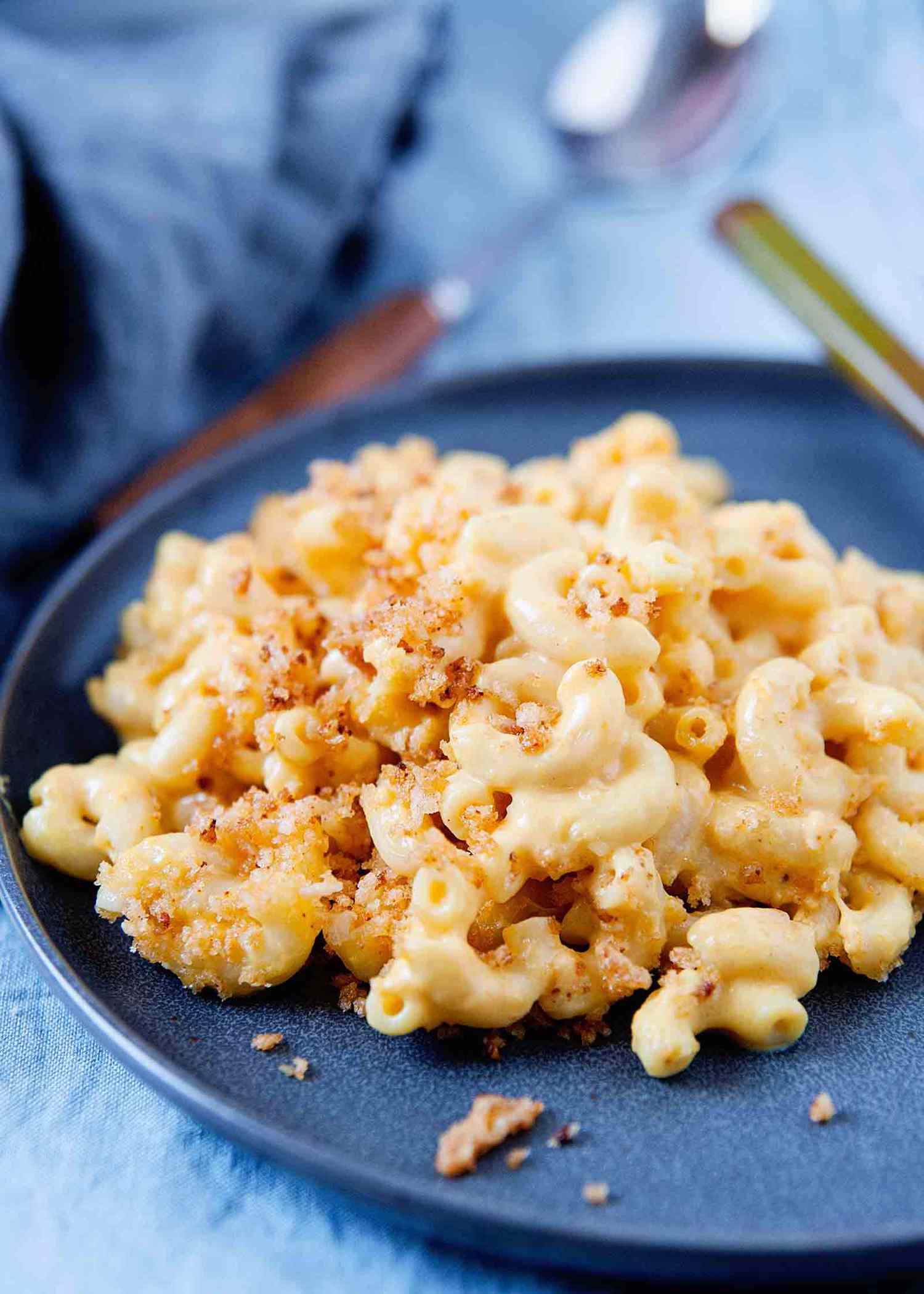 Best mac and cheese recipe - mac and cheese on a gray plate