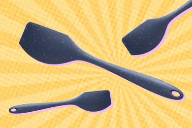 Three black spatulas in different sizes arranged on a yellow contrasting background