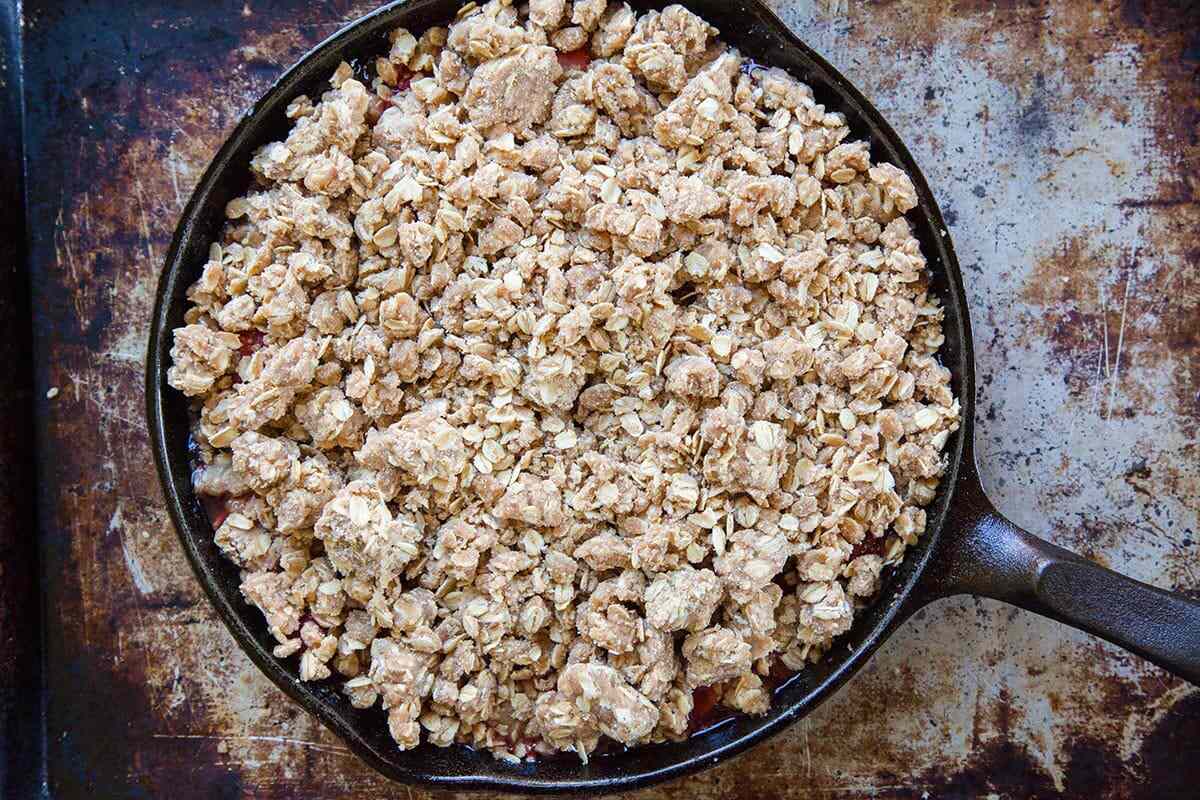 Best Strawberry Rhubarb Crisp bake the crisp