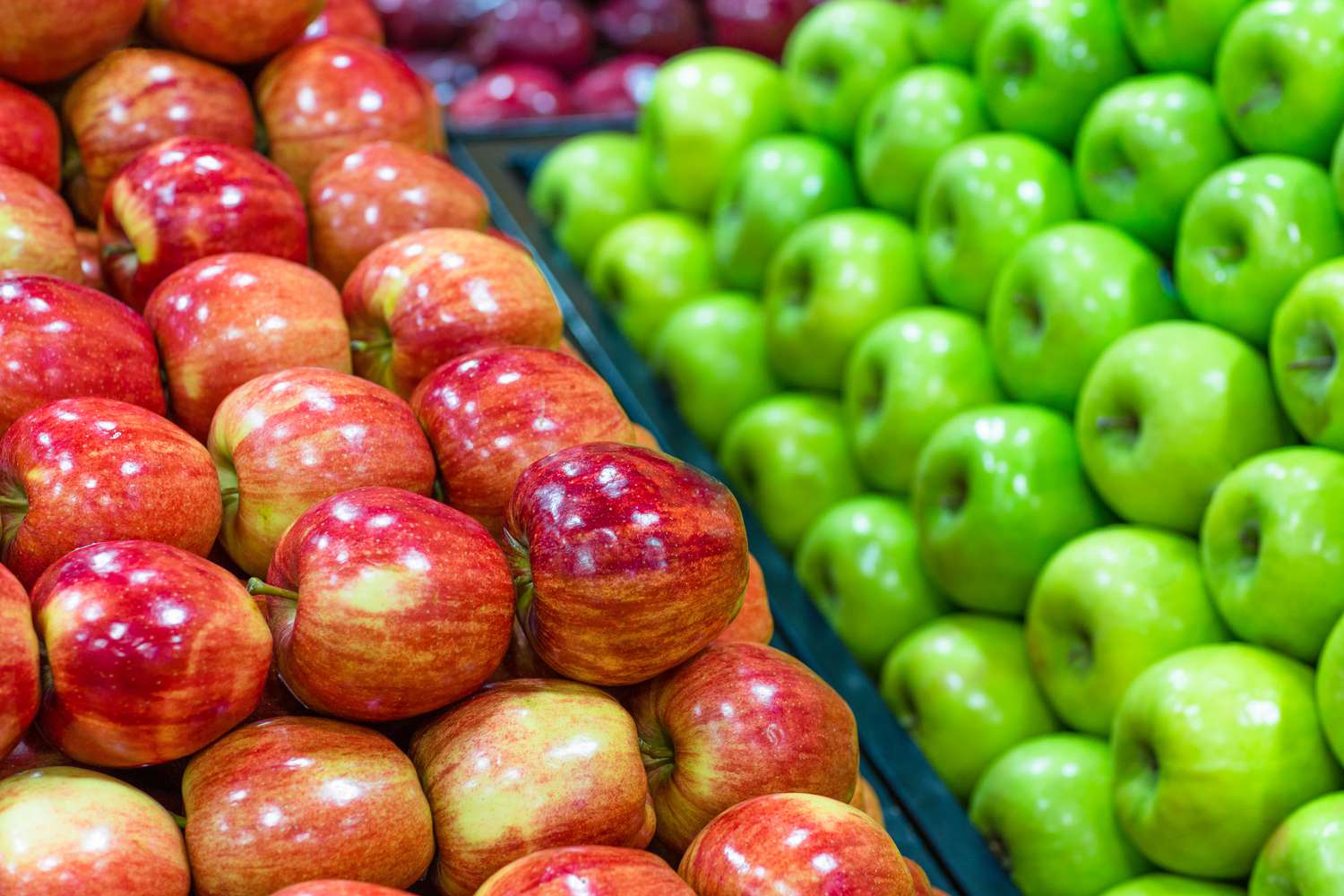 Apples in the grocery store