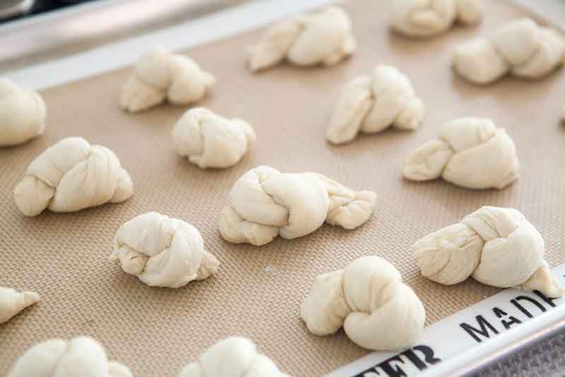 garlic-knots-method-5