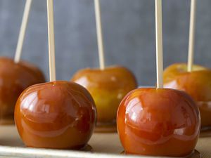 How to Make Caramel Apples caramel apples finished product