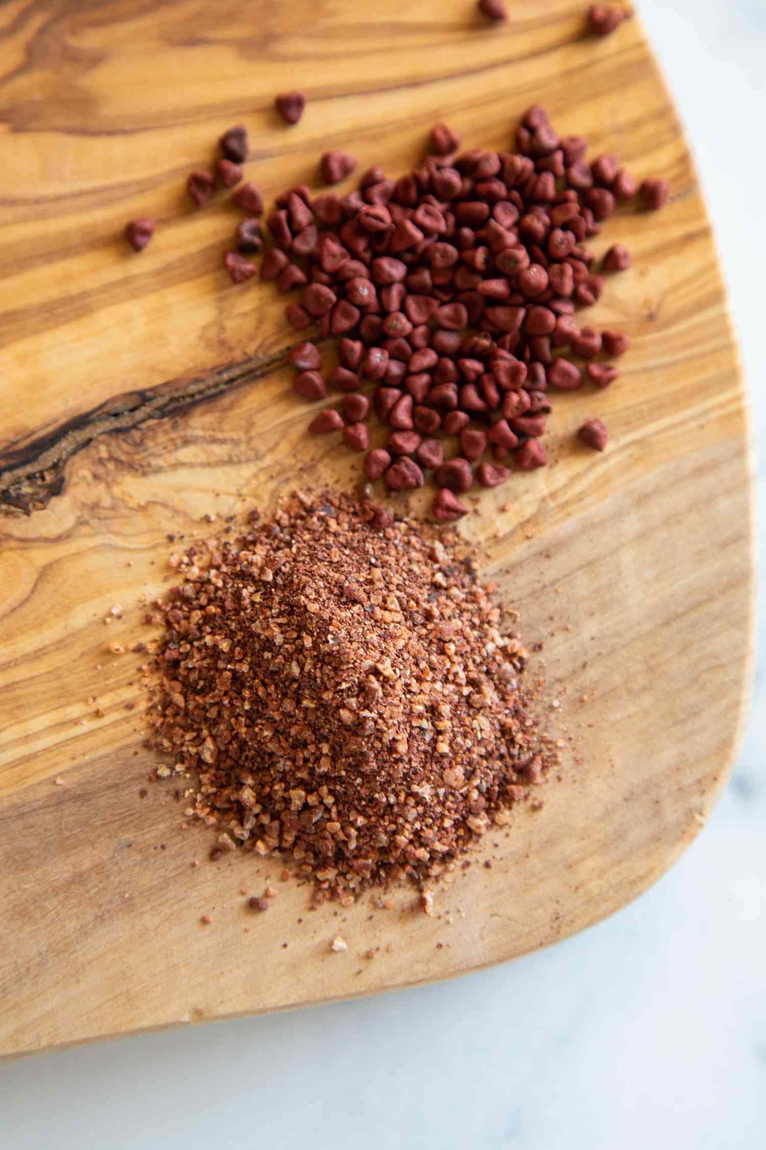Ground annatto and whole annatto