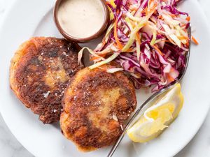 Fresh Salmon Cakes with Spicy Mayo