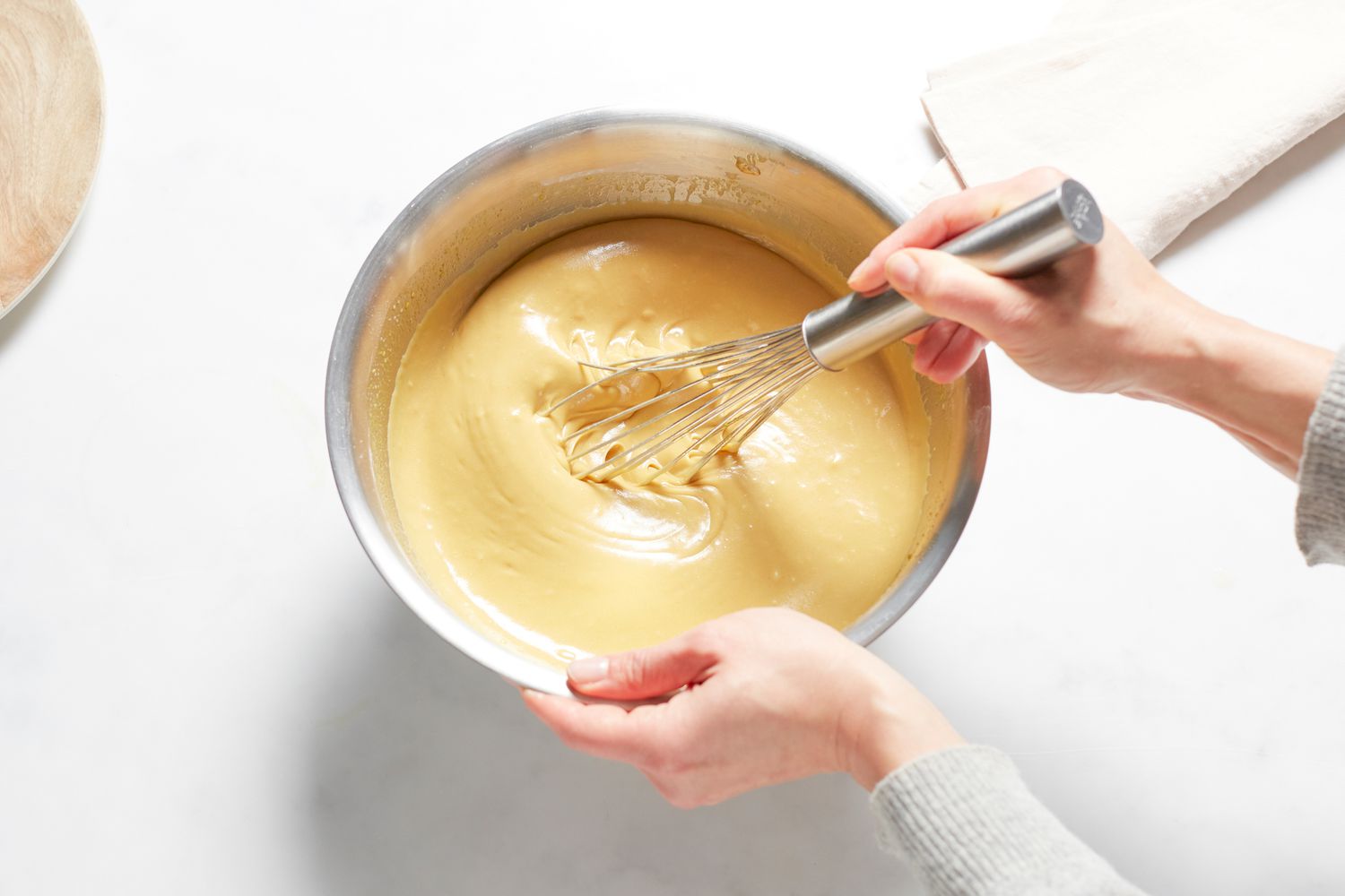 Making sticky rice cake with red bean paste in a bowl.