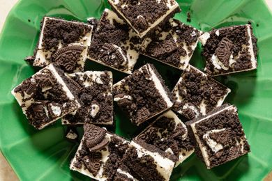 Oreo dessert bars arranged on a green plate