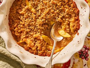 peach brown betty in a pie dish with pie pan