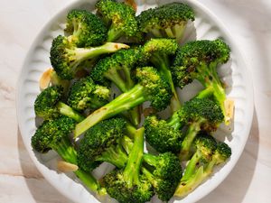 10-Minute Broccoli (Garlic Broccoli) on a plate