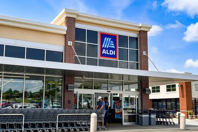 Outside view of an ALDI grocery story