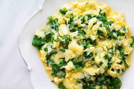 scrambled eggs with kale and mozzarella