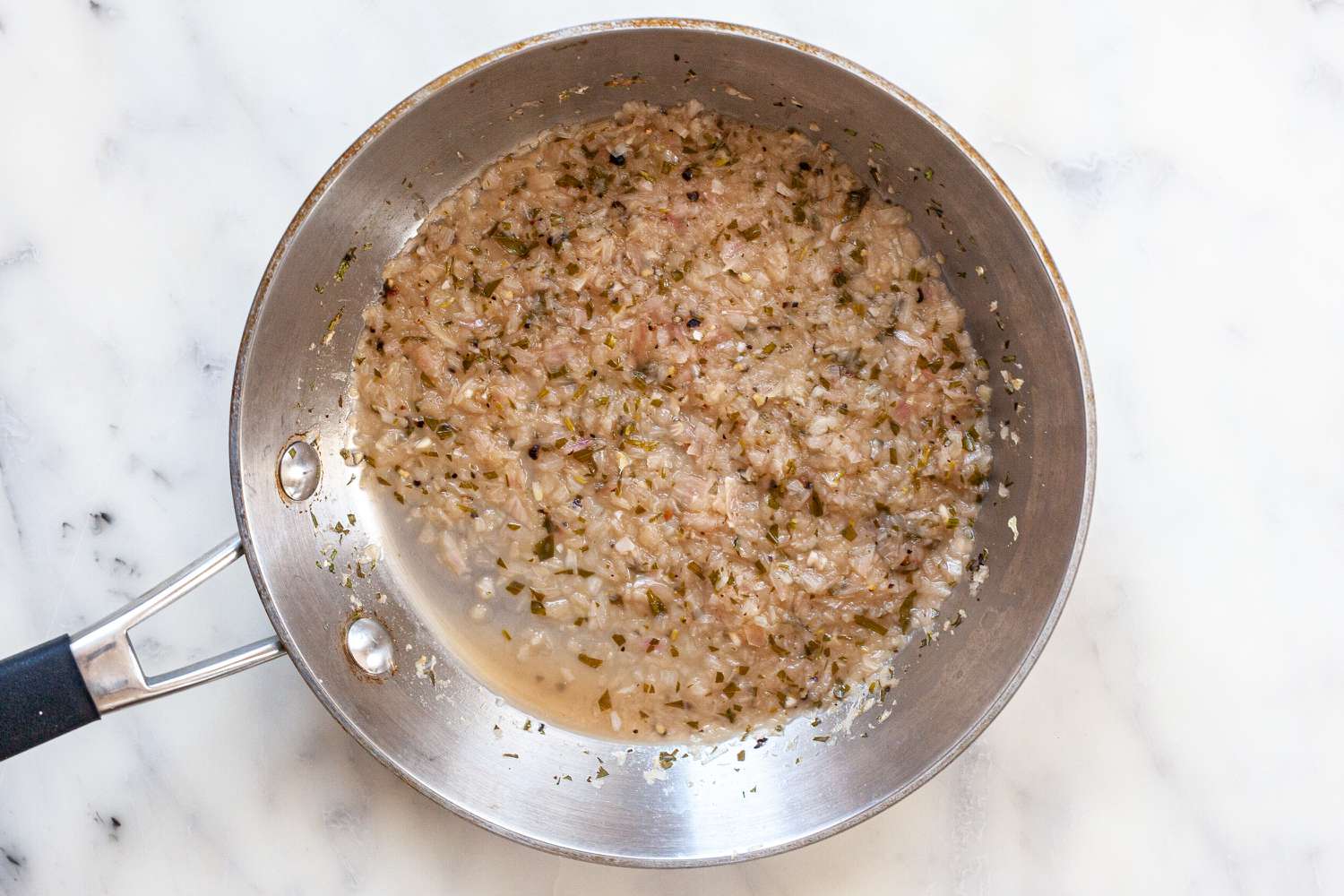 Making the base of a béarnaise sauce in a skillet.