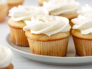 Side view of a platter of vanilla cupcakes.