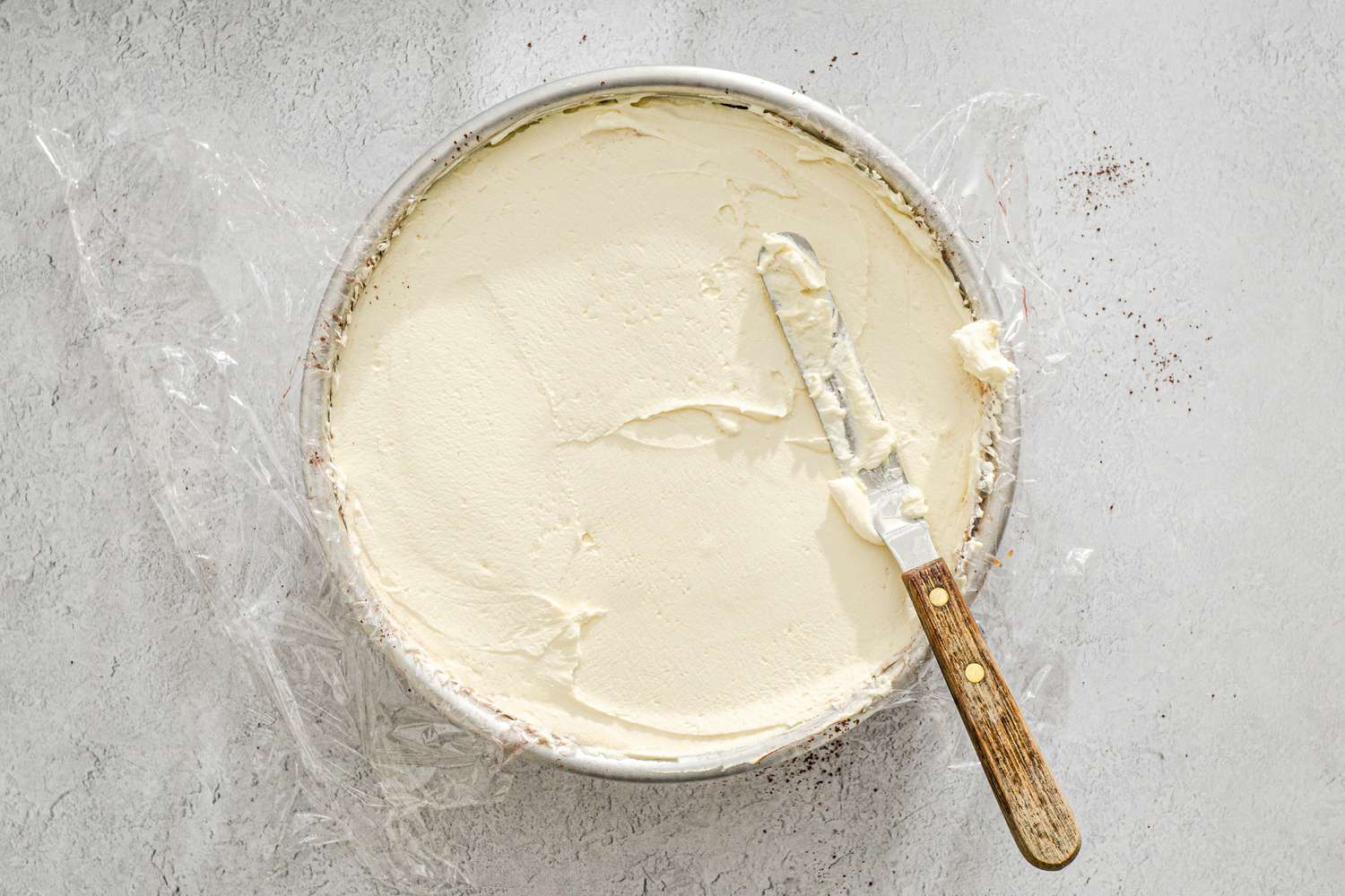 Fill cake with mascarpone filling.