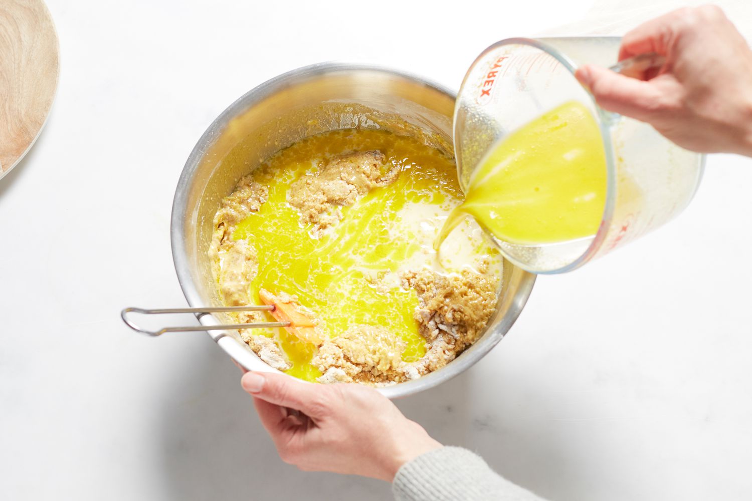Making sticky rice cake with red bean paste in a bowl.