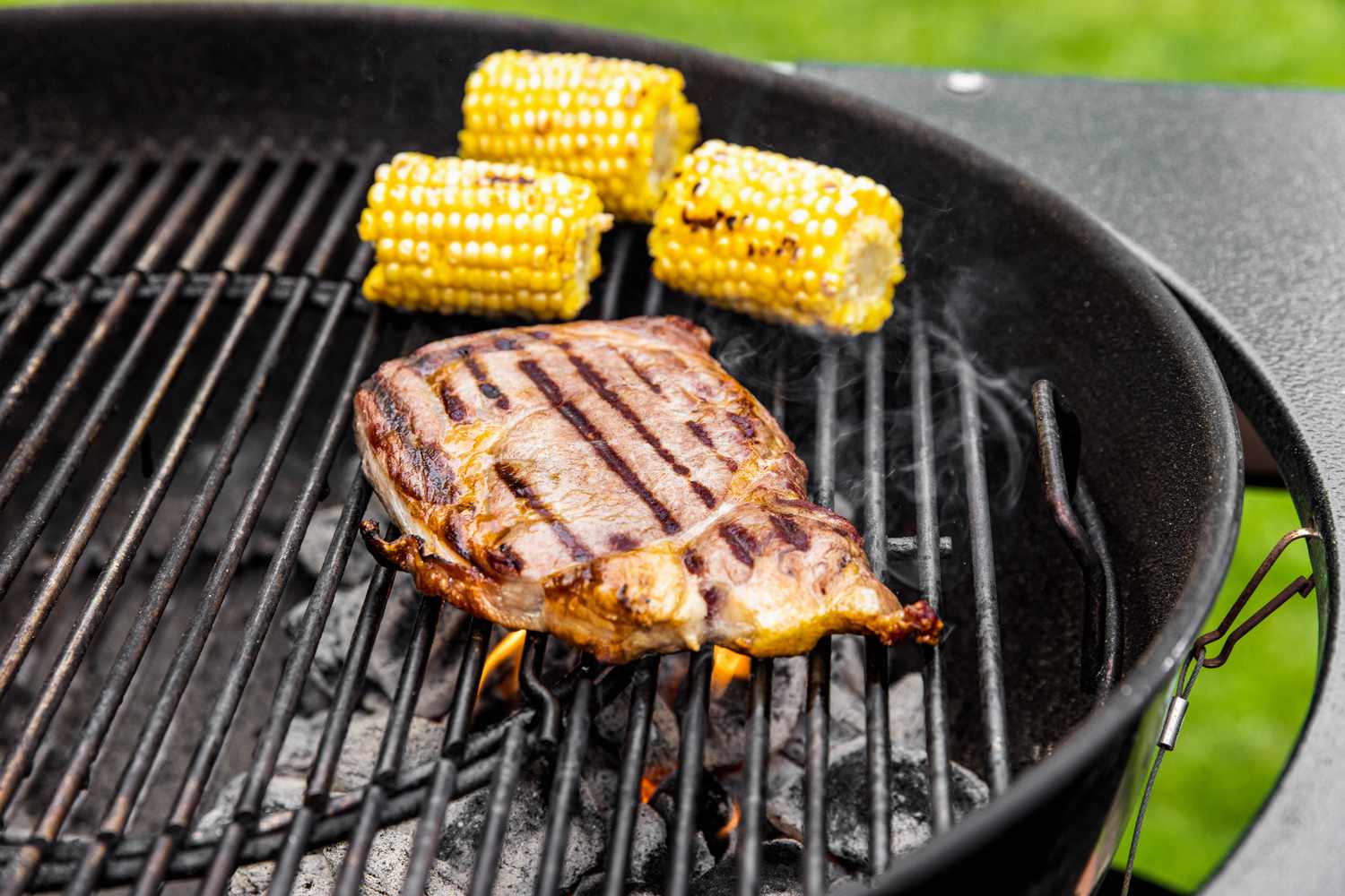 steak and corn on the grill